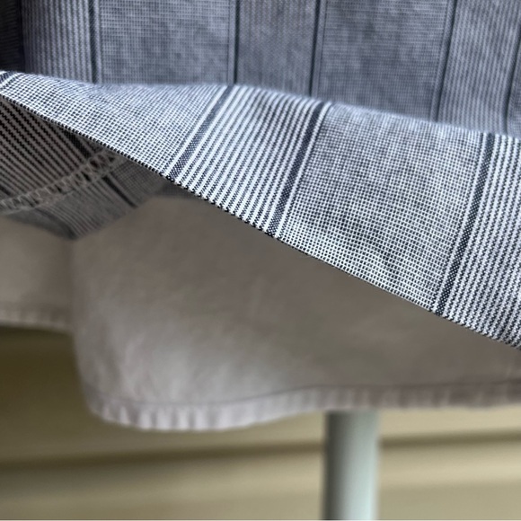 •Banana Republic• Gray/White Stripe Mini Skirt with Buttons - Size 8 - Picture 6 of 8